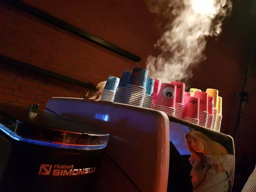 Bedrukte kartonnen koffiebekers